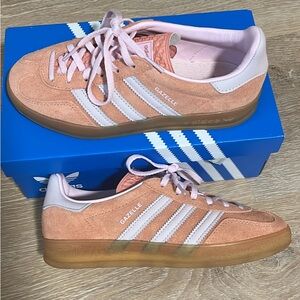 Brand new never worn Adidas women’s gazelle in wonder clay